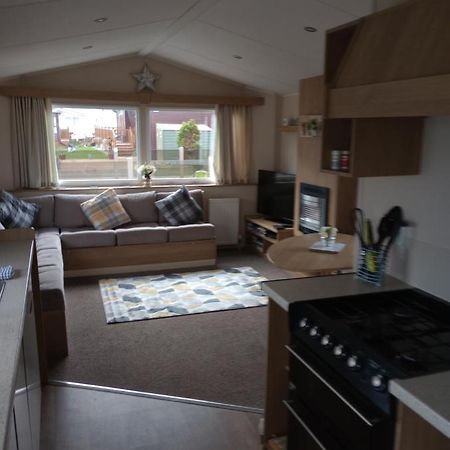 D24 Is A 2 Bedroom 6 Berth Caravan Close To The Beach On Whitehouse Leisure Park In Towyn Near Rhyl With Decking And Private Parking Space This Is A Pet Free Caravan Abergele Exterior foto