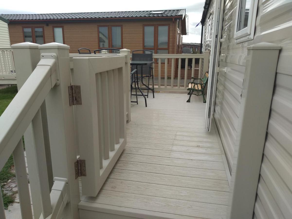 D24 Is A 2 Bedroom 6 Berth Caravan Close To The Beach On Whitehouse Leisure Park In Towyn Near Rhyl With Decking And Private Parking Space This Is A Pet Free Caravan Abergele Exterior foto
