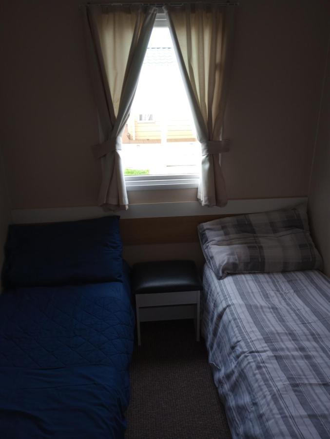 D24 Is A 2 Bedroom 6 Berth Caravan Close To The Beach On Whitehouse Leisure Park In Towyn Near Rhyl With Decking And Private Parking Space This Is A Pet Free Caravan Abergele Exterior foto