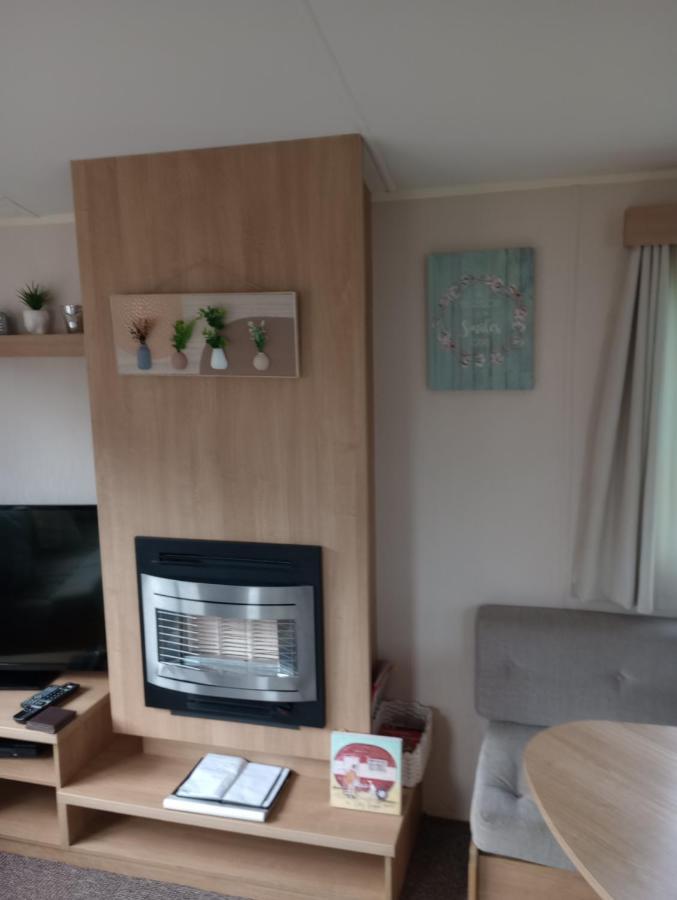 D24 Is A 2 Bedroom 6 Berth Caravan Close To The Beach On Whitehouse Leisure Park In Towyn Near Rhyl With Decking And Private Parking Space This Is A Pet Free Caravan Abergele Exterior foto
